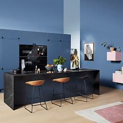 Epoq Trend Blue Grey kjøkken med kjøkkenøy i sort og integrerte hvitevarer