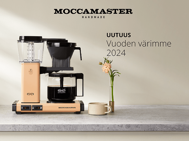 Aprikoosin värinen Moccamaster-kahvinkeitin keittiön työtasolla