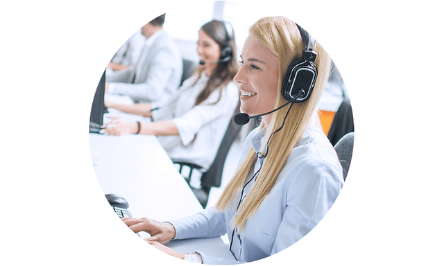 Kvinne med headset på et kontor foran en datamaskin
