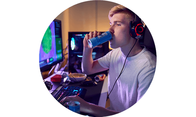 Ung mann som spiller og drikker fra en boks