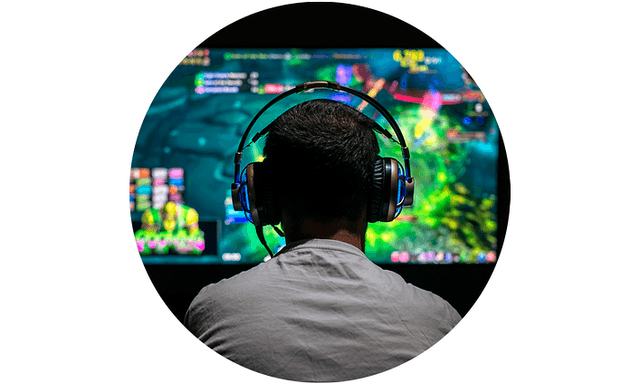Mann foran en PC-skjerm som gamer