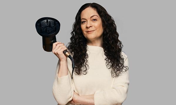Remington hårføner med diffuser i hånden på en kvinne