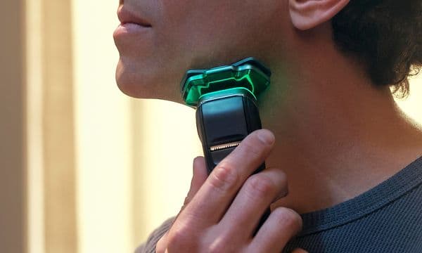 Mies ajaa partaansa Philips Shaver S9000 -parranajokoneella