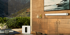 Hvid Sonos Arc og Sonos Sub i stue med TV.