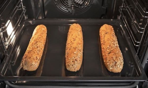 Hisenseuuni EvenBake-paistoalustalla sekä kolme patonkia paistumassa
