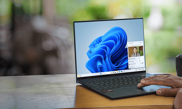 Händerna ovanpå en bärbar dator från AMD Ryzen™ AI och Windows 11