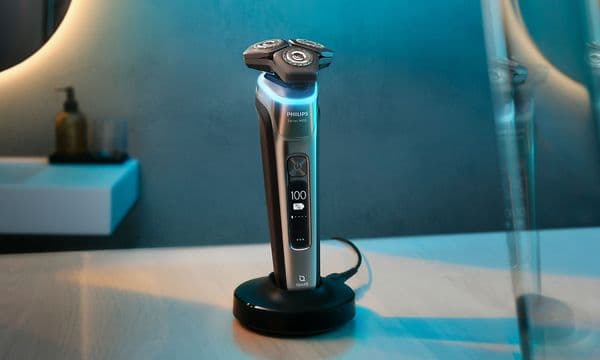 Philips S9000 barbermaskin som står i ladestasjon