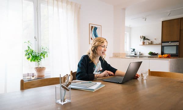 Kvinde, der arbejder på bærbar