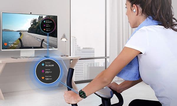 Samsung Smart Monitor M8 med en treningsmåler