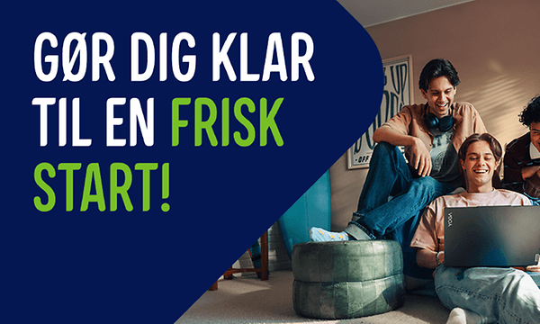 Tre unge mænd ser på en Lenovo-laptop og teksten: "Gør dig klar til en frisk start"