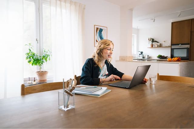 Kvinne som jobber på bærbar PC
