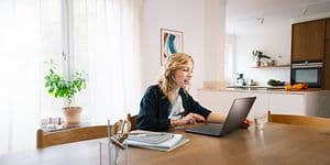 Kvinne som jobber på bærbar PC
