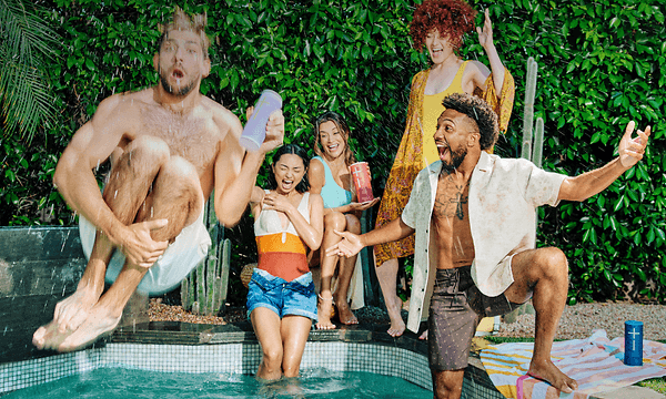 En gruppe mennesker har poolparty med Boom 4