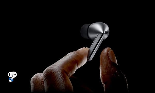 Samsung Galaxy Buds3 Pro mellem fingrene på en person