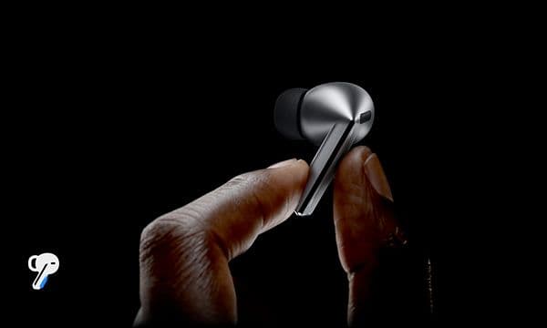 Samsung Galaxy Buds3 Pro mellom fingrene på en person
