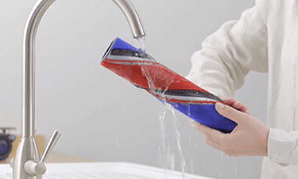 Dyson 360 Vis Nav -robottipölynimurin harjasosien pesu
