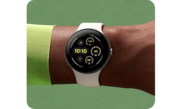 Pixel Watch 3 -älykello henkilön ranteessa