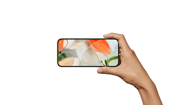 Google Pixel 9: Kvinde med Pixel 9-telefon i hånden