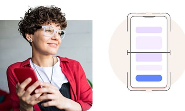 Smilende kvinde holder sin smartphone og et symbol for automatisk opdagelse af svindel