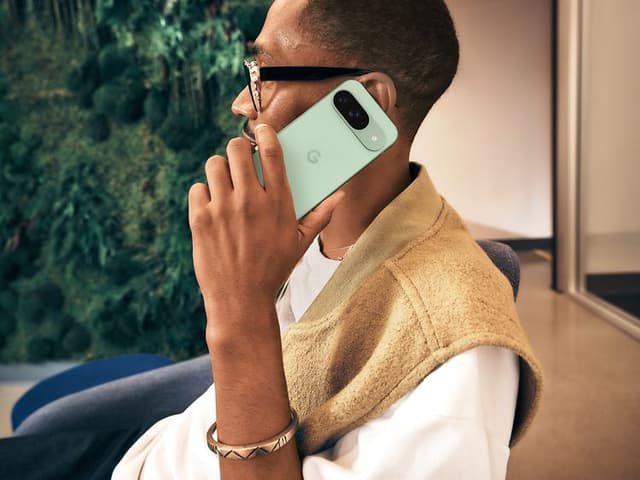 Google Pixel 9-telefon i hånden på mand