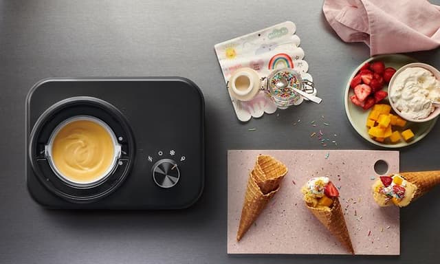 F&B-jäätelökone, jonka sisällä valmistuu keltaisen väristä sorbettia