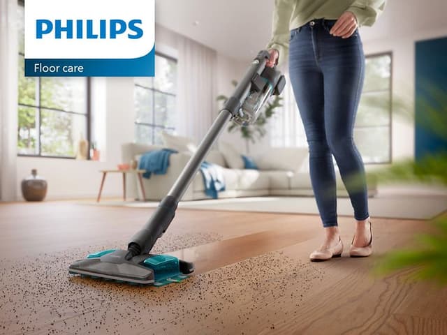 Kvinde der støvsuger med en Philips ledningsfri støvsuger