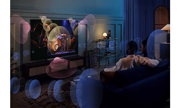 Mand ser TV med surround sound