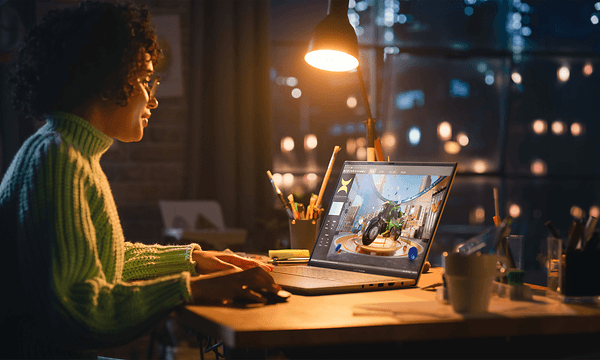 Naishenkilö työskenetelee Asus Vivobook 16X K3605Z kannettavalla tietokoneellaan