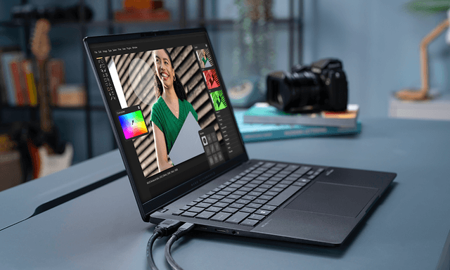 Asus Vivobook S 14 M5406 OLED kannettava tietokone pöydällä