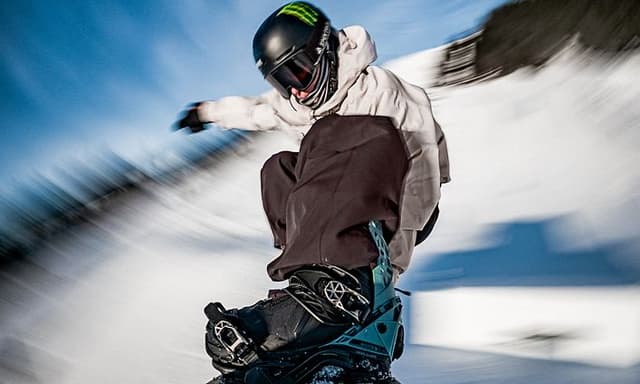 GoPro Hero 13 brukt til å ta et slowmotion -bilde av en person på snowboard