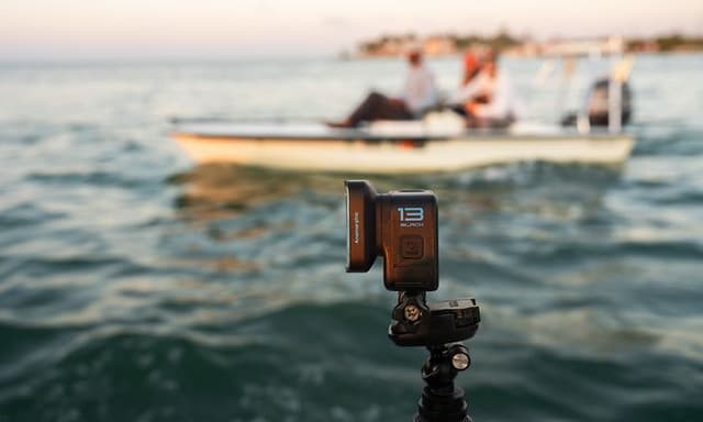 GoPro Hero 13 vid havet med en båt i bakgrunden