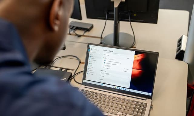 Mann som installerer en ny bærbar PC