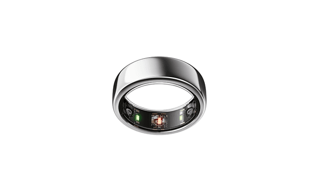 Oura-ring, den revolutionerende smartring, på hvid baggrund