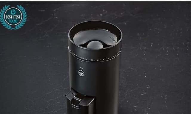 Bedst i test kaffekværn: En Wilfa kaffekværn ved siden af ​​kaffebønner, der vejes på en digital vægt, klar til maling