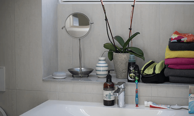 Liten Google Home plassert på badet
