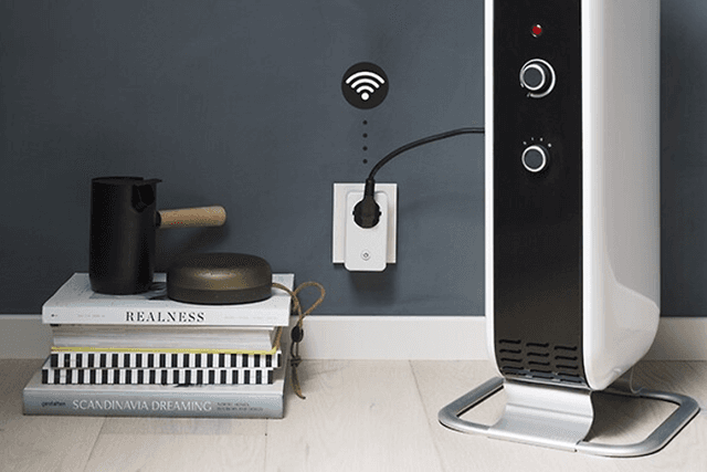 Varmeovn plugget i smartplugg i stikkontakt