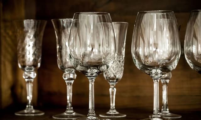 Guide - MDA - Collection of different types of glasses on a wooden shelf