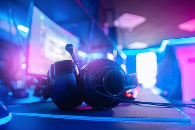 Bedst i test gaming-udstyr: Et gaming-headset på en neonoplyst baggrund med levende farver og dynamisk belysning