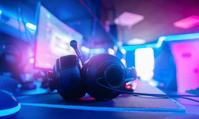 Bedst i test gaming-udstyr: Et gaming-headset på en neonoplyst baggrund med levende farver og dynamisk belysning
