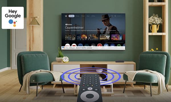 Strong - TV - SRT420 Google TV i en stue med teksten Hey Google