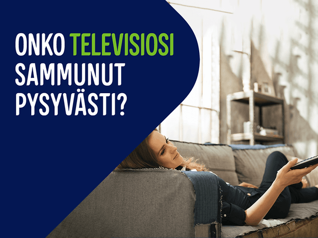 Nainen katselee televisiota sohvalla ja teksti "Onko televisiosi sammunut pysyvästi?"