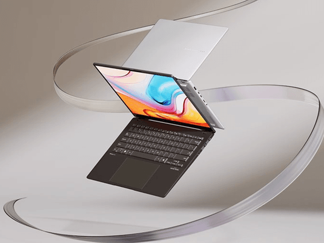 ASUS Vivobook S 14 OLED - Laptop mot beige bakgrunn