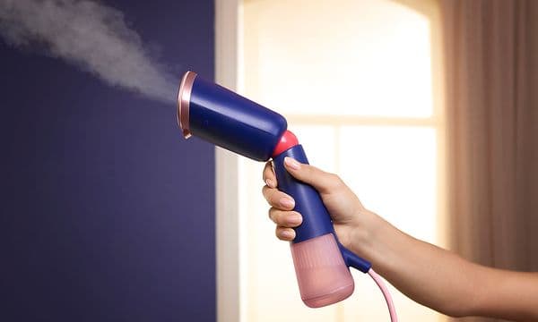 Philips - Håndholdt tøjdamper - Blå og pink steamer i hånden på en kvinde