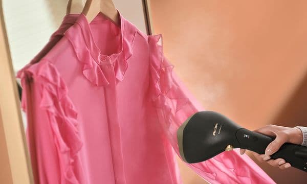 Philips - Håndholdt tøjdamper - Philips steamer brugt på pink tøj