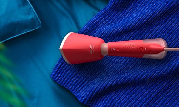 Philips - Håndholdt tøjdamper - Rød Philips steamer på blåt tøj