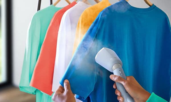 Philips - Håndholdt tøjdamper - Philips steamer brugt på t-shirts i forskellige farver