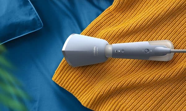 Philips - Håndholdt tøjdamper - Lyseblå Philips steamer på gult og blåt tøj