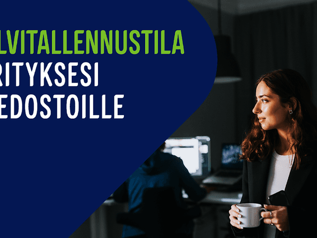 Nainen seisoo toimistossa valkoinen kahvikuppi kädessään, sekä teksti; Pilvitallennustila yrityksesi tiedostoille