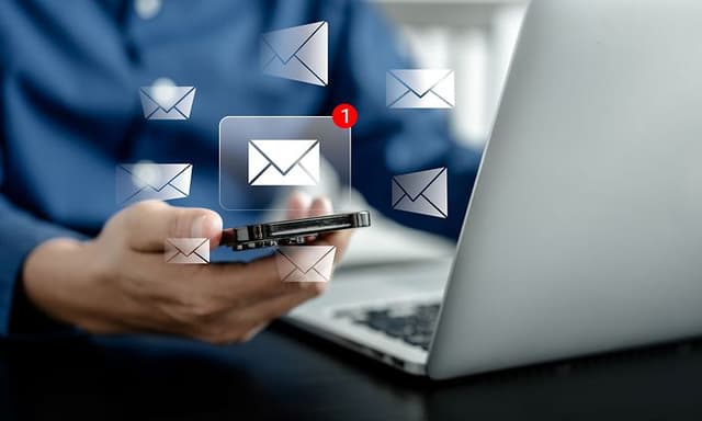 Man använder mobiltelefon för att läsa sin e-post