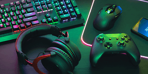 gaming-headset, tastatur,, datamus, smarttelefon og x-box kontroll
